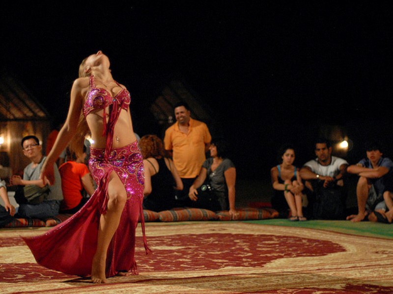 dubai_desert_safari_belly_dance_2.jpg